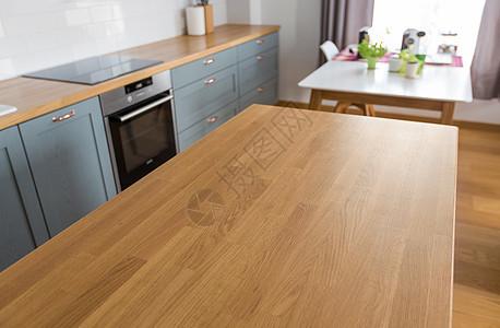 现代厨房柜台木制桌子家里家庭厨房内部与柜台桌子清洁的高清图片素材